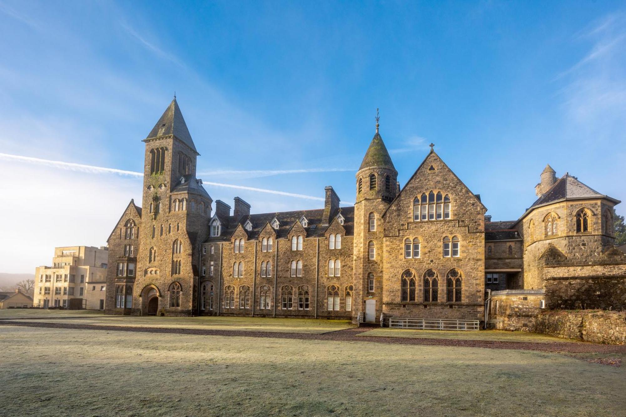 The Caledonian 3 Bedroom Self Catering Apartment In Historic Abbey Fort Augustus Exterior foto