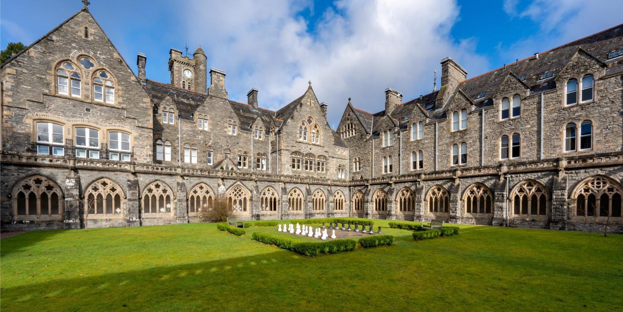 The Caledonian 3 Bedroom Self Catering Apartment In Historic Abbey Fort Augustus Exterior foto